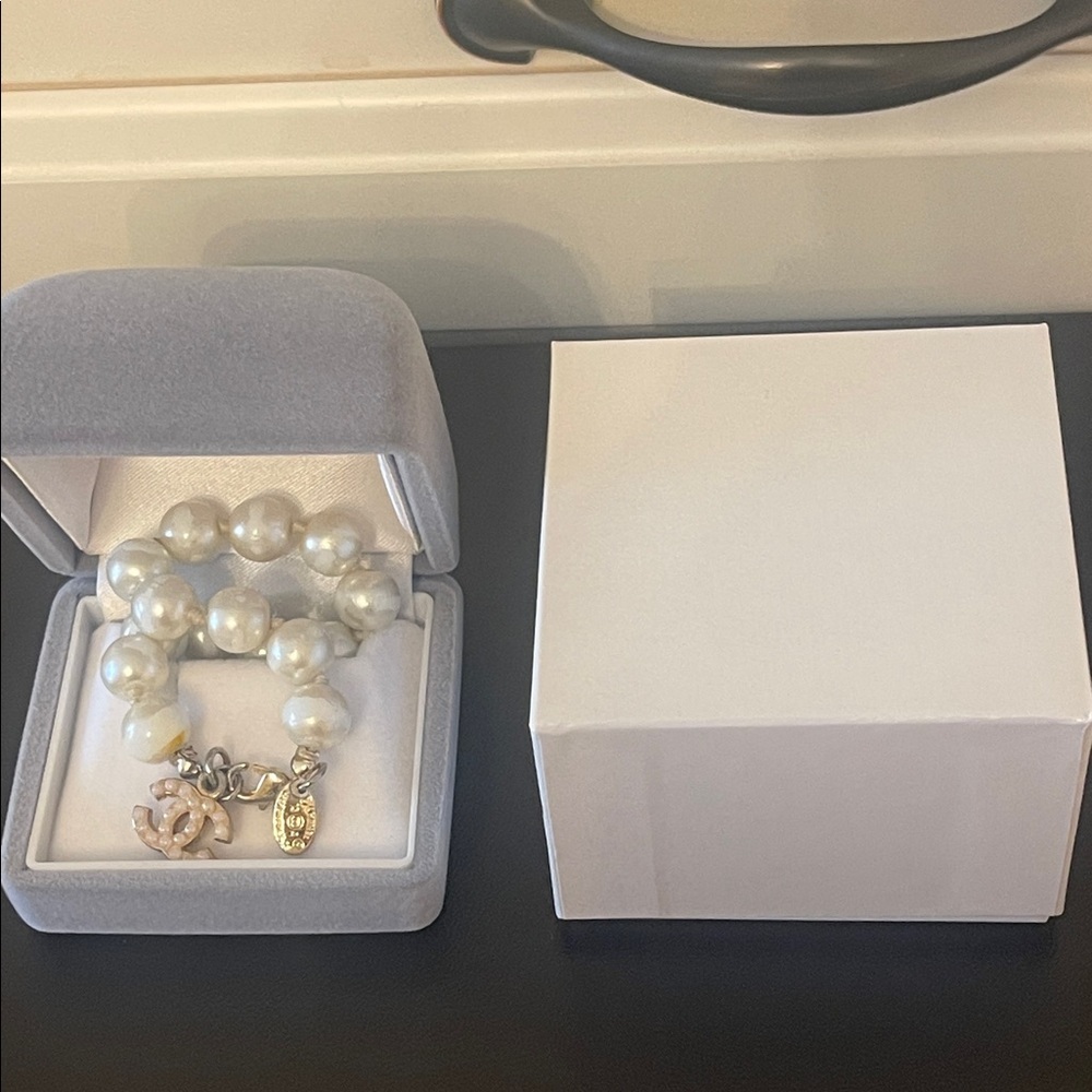CHANEL White Pearl Bracelet with Gold light pink pearl charm Charm - Picture 11 of 11